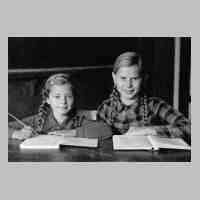071-0110 Irene Klimach in der Paterswalder Schule am 05. Juni 1938 mit Freundin Christel Neumann.JPG